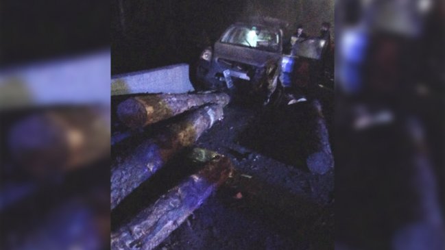 Carga de madera de un camión se soltó y dejó al menos dos fallecidos en ruta del Biobío