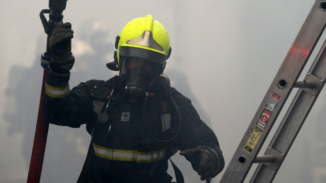 Incendio estructural afecta a empresa de colchones en Coquimbo