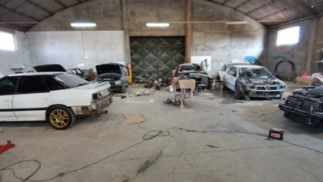 Tres detenidos por receptación de vehículos en taller mecánico en Graneros