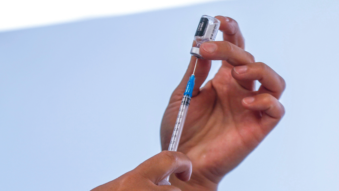 Clínica Las Condes asegura que otras cuatro personas se aplicaron dosis extras de la vacuna