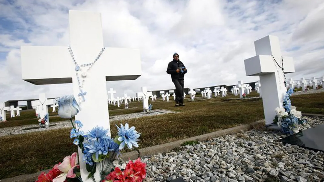 Argentina, Reino Unido y la Cruz Roja acuerdan buscar una tumba de guerra en las Malvinas