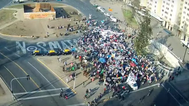 Marcha contra la violencia hacia los niños se desarrolla en el centro de Santiago
