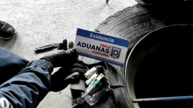 Decomisan 1.500 cajetillas de cigarros escondidas en las ruedas de camión en Los Andes