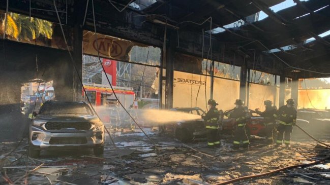 Bomberos controló incendio industrial que dejó 14 vehículos afectados en Viña del Mar