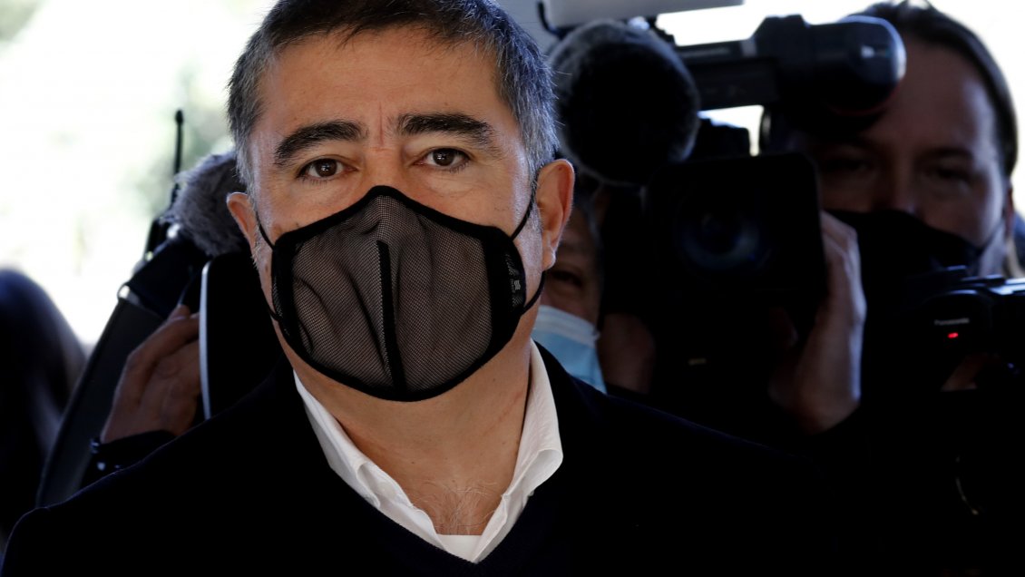 Mario Desbordes responde a pregunta sobre su tez morena