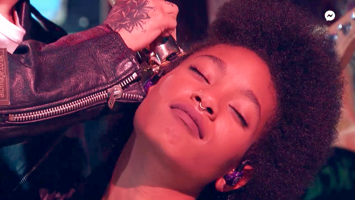 Willow Smith se afeita la cabeza en durante un concierto en vivo