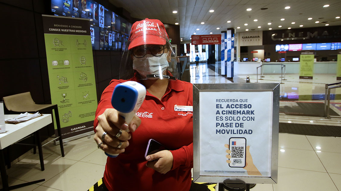 Cadenas de cines inician reapertura masiva con acceso solo con Pase de Movilidad