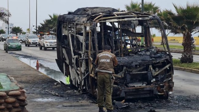 Minibús se incendió mientras circulaba por la costanera de Antofagasta