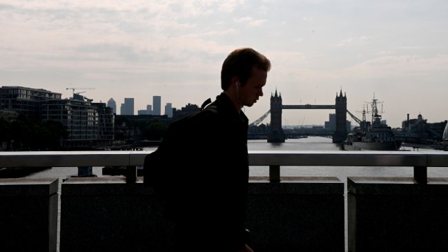 Inglaterra inicia la desescalada pese a la ola de contagios