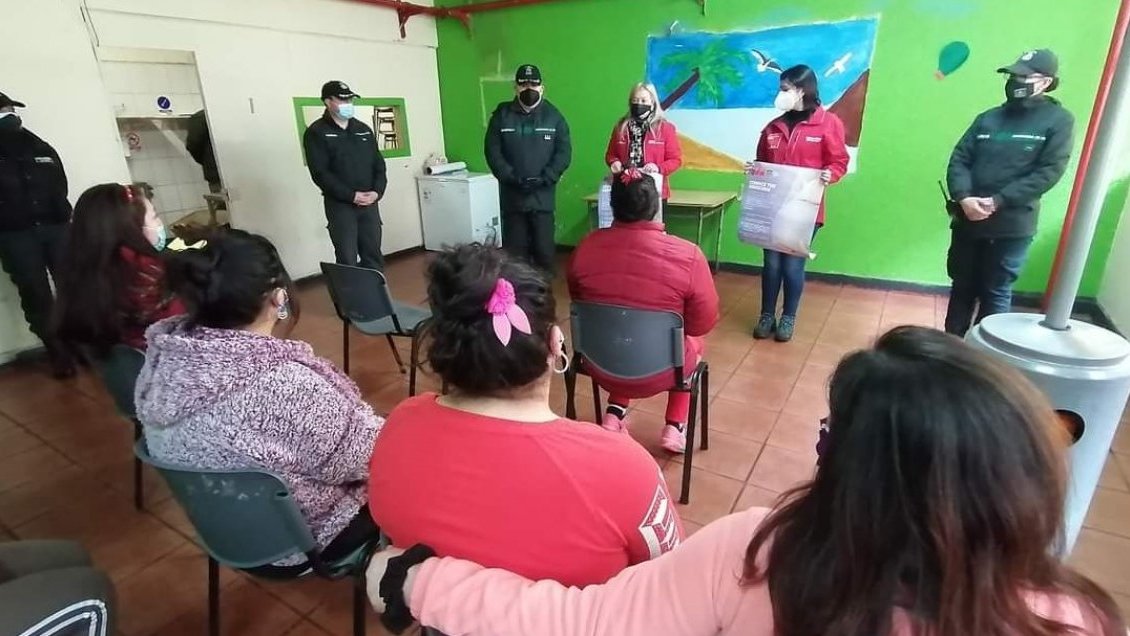 Ante reclusas de la cárcel de Chillán, lanzan campaña sobre derechos de embarazadas privadas de libertad