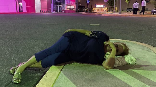 Mujer perdió su ticket de estacionamiento y se resistió en el piso a pagar la multa