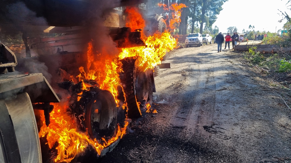 Sujetos quemaron camión forestal en Nueva Imperial