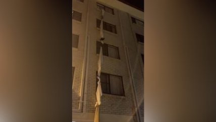 De película: Covidiota escapó de residencia sanitaria amarrando sábanas