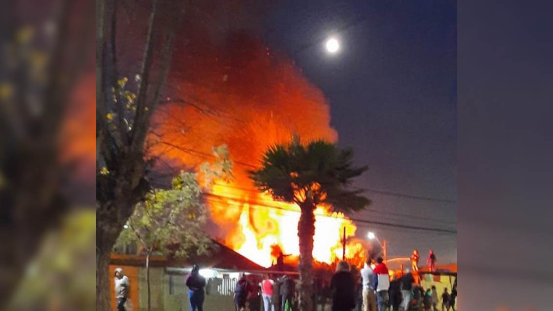 Bomberos trabaja en incendio que afecta a una vivienda en Renca