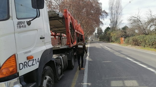 Sujetos sustraen camión que transportaba cuatro vehículos en Mostazal