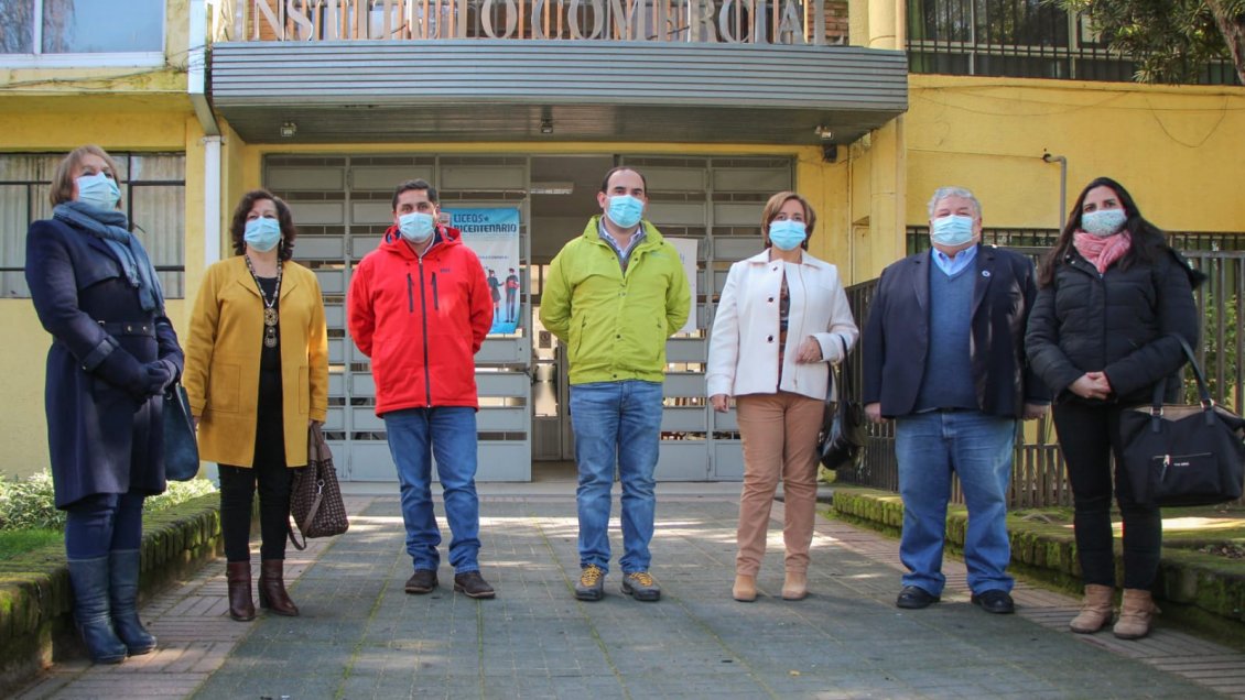 Solo alumnos de cuarto medio vacunados contra el Covid-19 podrán volver a clases en Linares