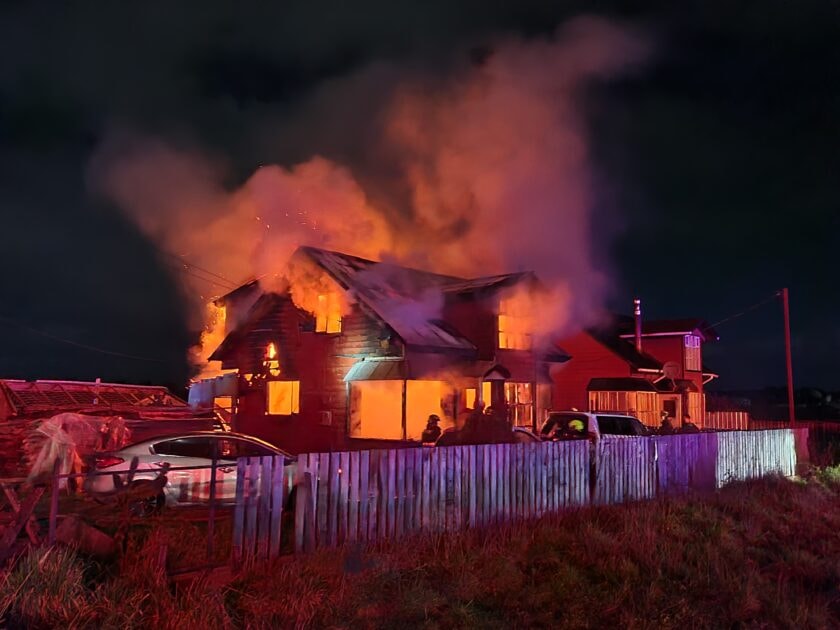 Dos personas fallecieron tras incendio de una vivienda en Quellón