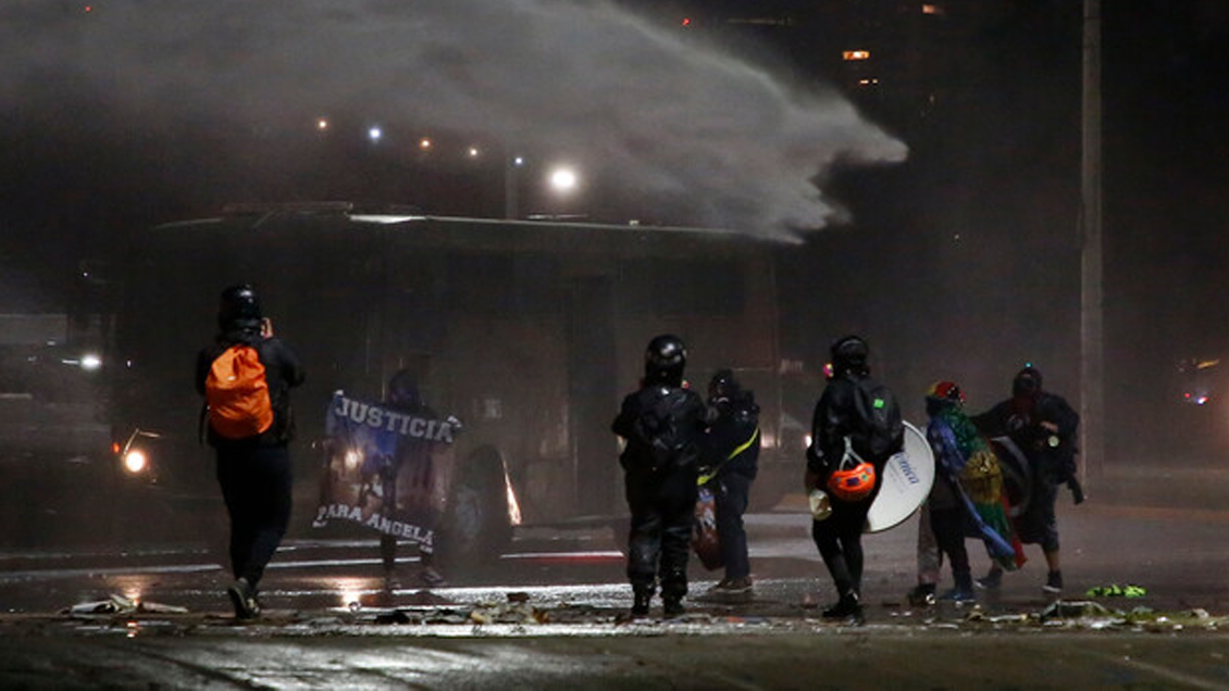 Nuevo viernes de manifestaciones en Plaza Baquedano dejó 23 detenidos por desórdenes