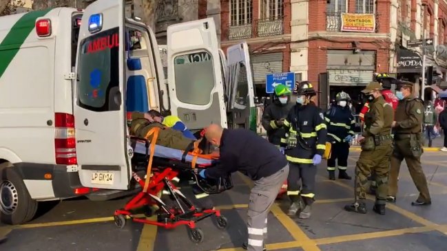 Accidente entre vehículo policial y uno particular dejó varios carabineros lesionados en el centro de Santiago