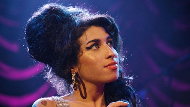 Fanáticos rinden tributo a Amy Winehouse una década después de su muerte