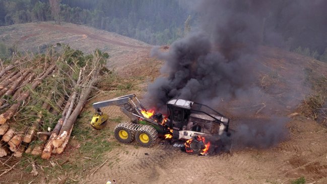 Seis máquinas quemadas dejó un ataque incendiario contra empresa de áridos en La Araucanía