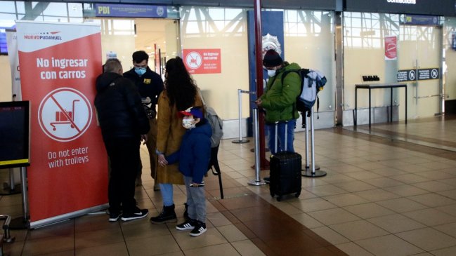 Molestia en viajeros que no pueden llevar a sus hijos menores al exterior