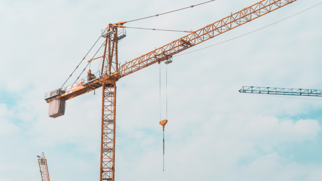 Influencer murió tras caer desde una enorme grúa mientras grababa un video