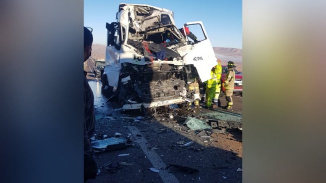 Colisión por alcance entre camiones dejó un lesionado al interior de Iquique
