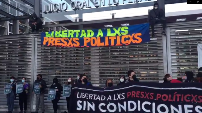 Grupo se encadenó a rejas del Centro de Justicia para exigir libertad de presos del 18-O