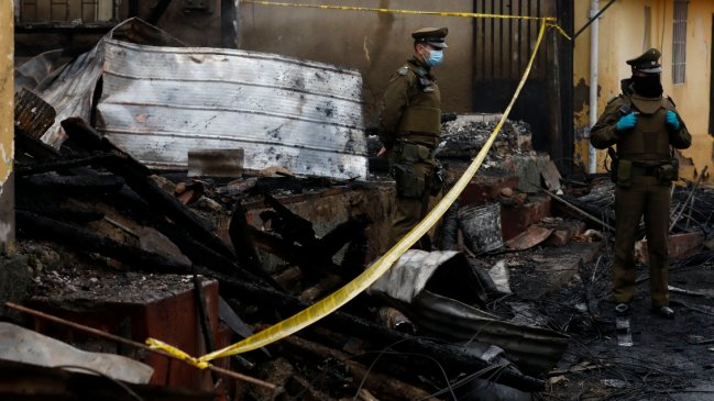 Incendio destruyó tres viviendas y un auto en Talcahuano