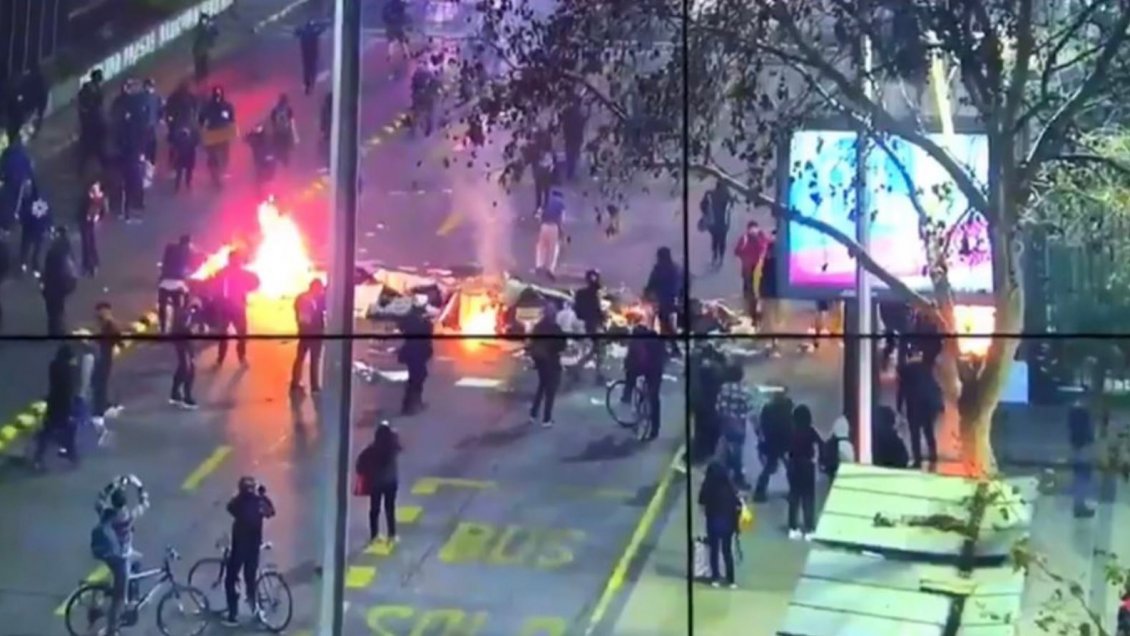 Marcha por los presos del estallido termina con barricadas en Santiago Centro