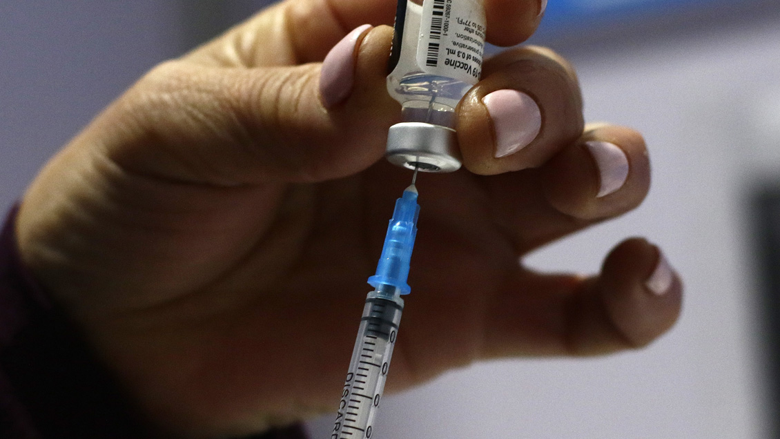 Chile alcanzó el 80% de población objetivo con vacunación completa en pleno debate por 