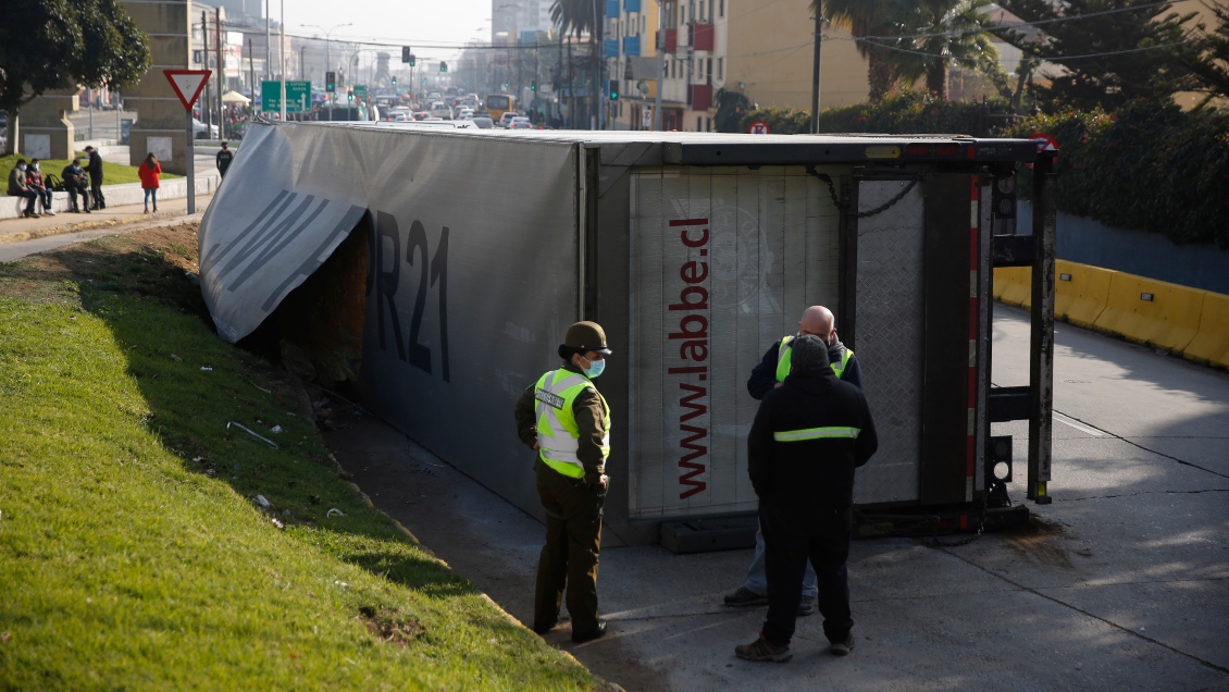 Camión se volcó en avenida de Valparaíso