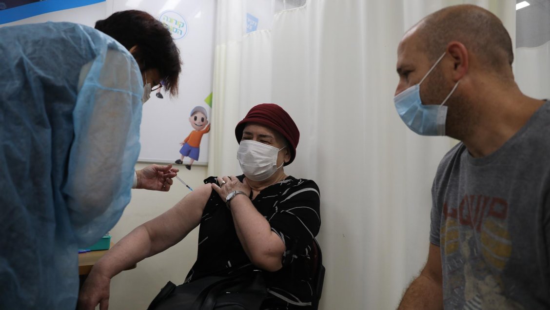 Israel inició la vacunación general a mayores de 60 años con tercera dosis contra el Covid