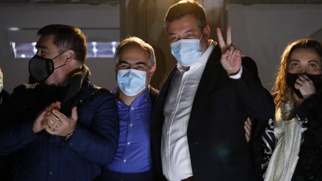 Desbordes y falta de apoyo en RN a su candidatura: Todos vimos a Chahuán bailando en el comando de Sichel