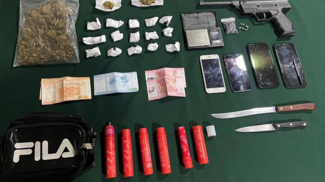 Sujeto fue detenido portando armas blancas, droga y bengalas en Iquique