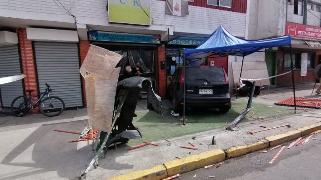 Iquique: Auto chocó contra restaurante y atropelló a cliente que esperaba su pedido