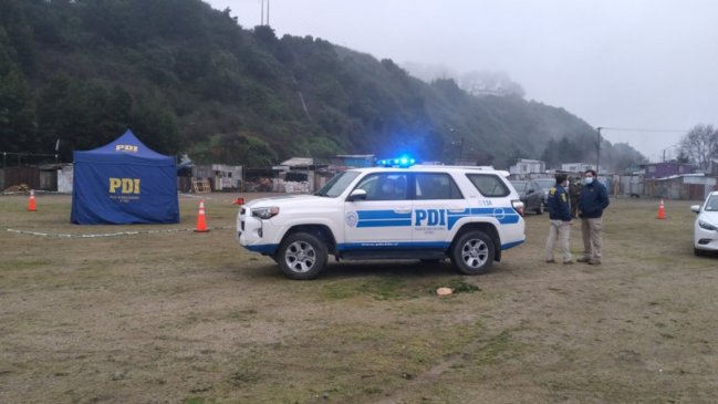 Hombre apareció muerto en una cancha en Concepción: Posibles lesiones de machete