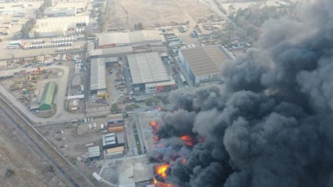 Incendio afecta a bodegas y genera un amplio operativo en Lampa