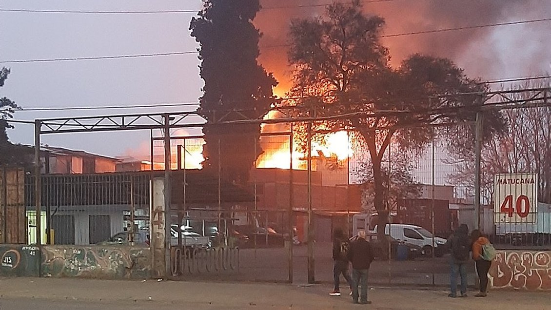 Al menos 14 familias damnificadas por incendio en cité de Estación Central