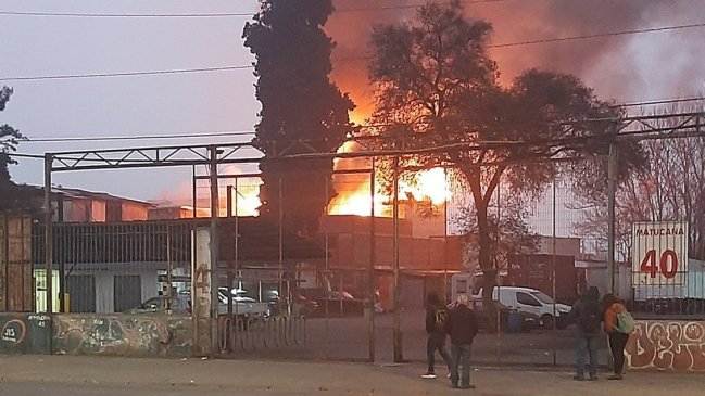 Al menos 14 familias damnificadas por incendio en cité de Estación Central