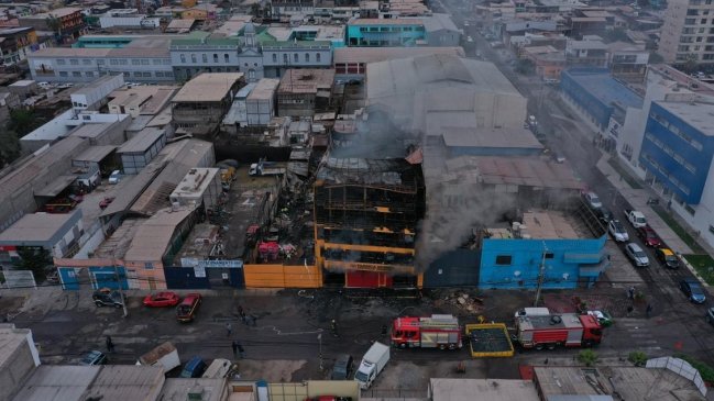 Rebrote de incendio en fábrica de seguridad industrial moviliza a Bomberos de Iquique