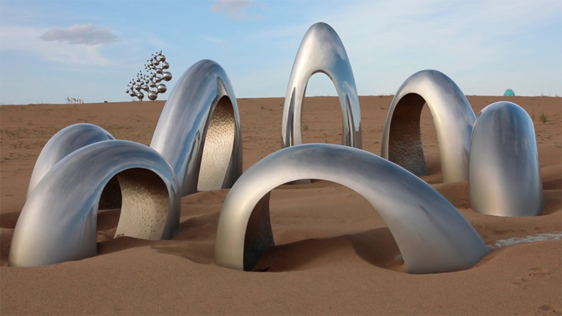 ¿Qué hace una escultura en pleno desierto de China?