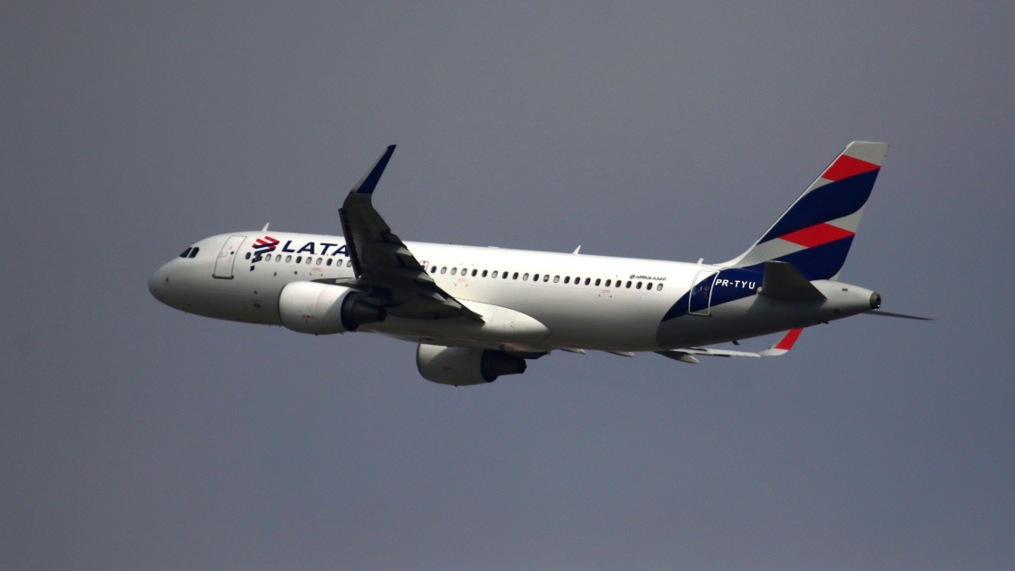 Ingresos de Latam caen 62,5% en el segundo trimestre debido a la pandemia