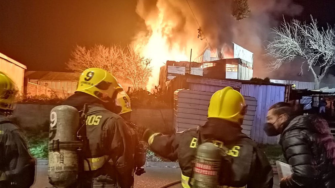 Incendio afecta a bodega de acopio de neumáticos en centro de Concepción