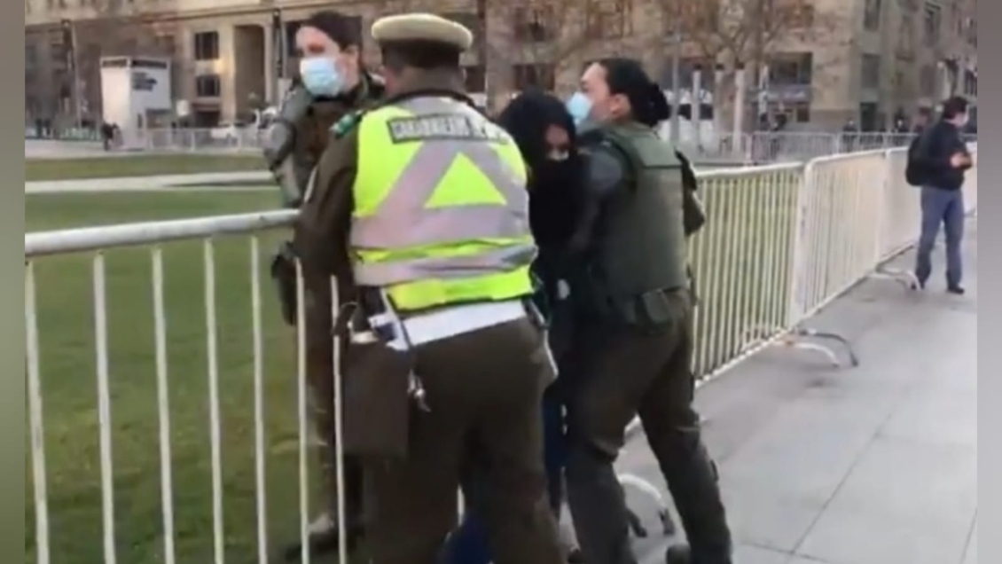 Miembros de la ACES se encadenaron frente a La Moneda y entraron a la Plaza de la Ciudadanía