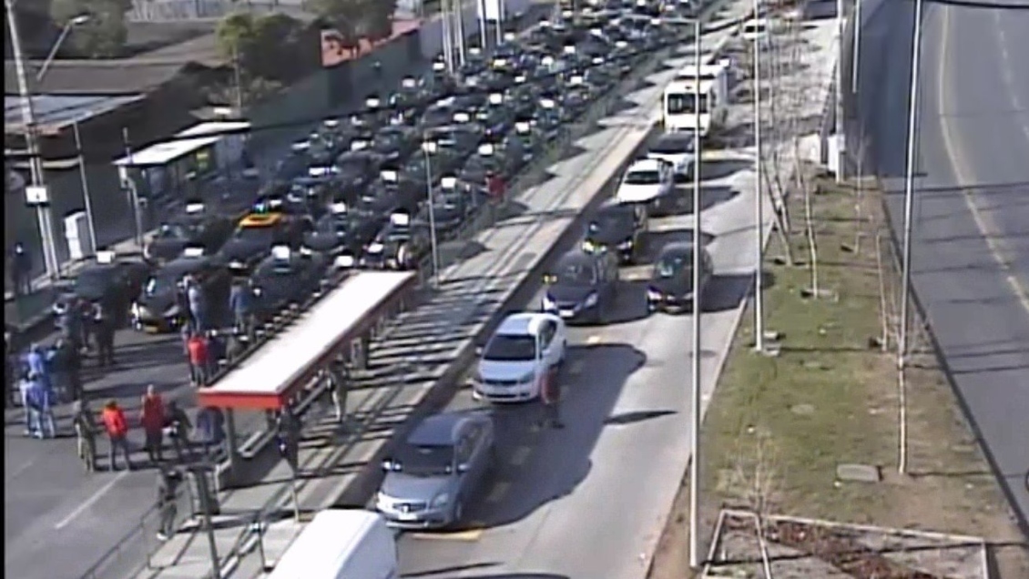 Colectiveros se tomaron Vicuña Mackenna por precios de combustibles