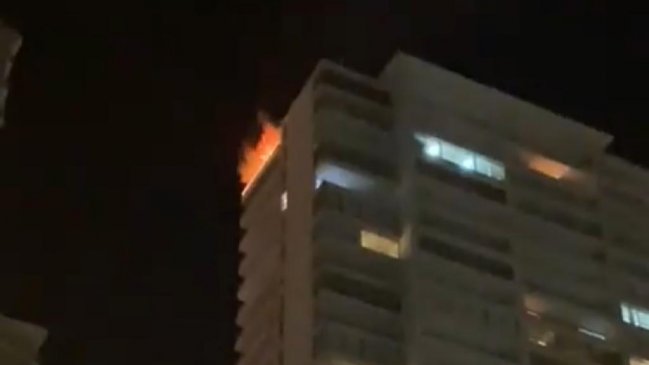 Viña del Mar: Complejo incendio afectó a departamento en Reñaca