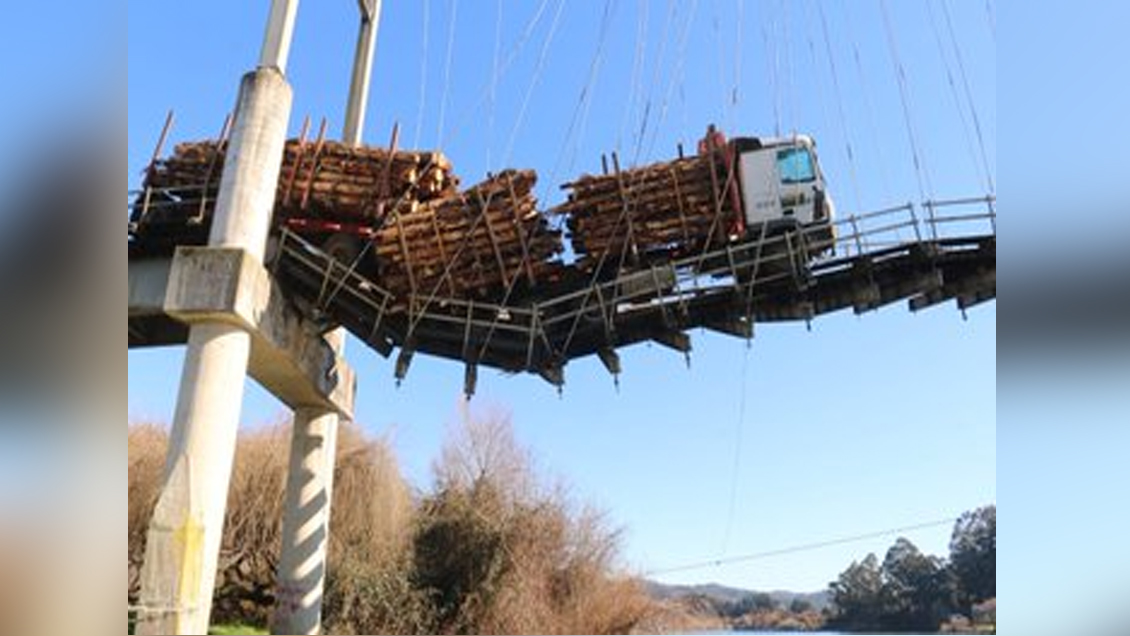 Carahue: Comenzaron los trabajos para retirar el camión forestal que quedó colgando de puente tras destruirlo
