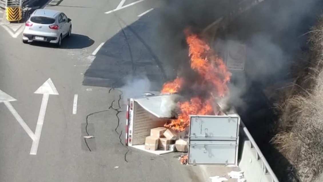 Camión volcó y se incendió en Vitacura: Sus dos ocupantes murieron